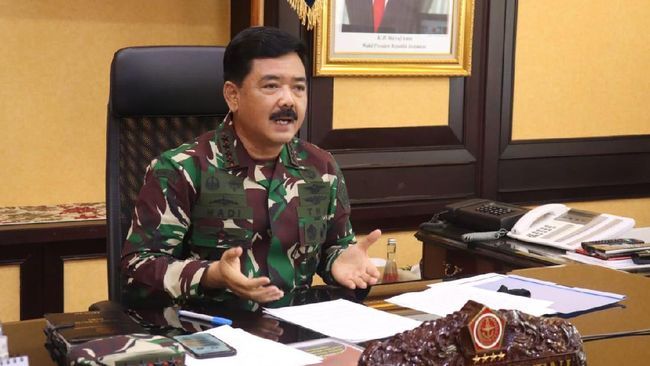Panglima TNI Marsekal Hadi Tjahjanto di ruang kerjanya
