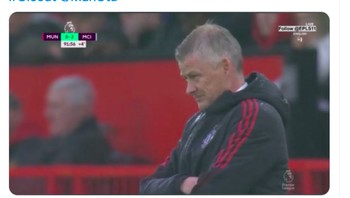 Netizen bilang ini semua sudah keterlaluan dan saat ini juga Ole harus dipecat. Foto: Twitter