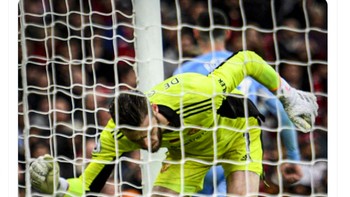 MU semalam malah lebih banyak menembak ke gawang sendiri daripada ke gawang City. Sungguh menggelikan. Foto: Twitter