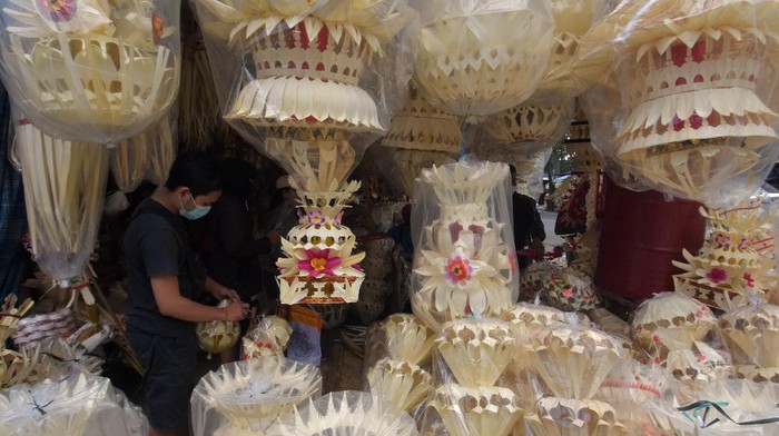 Menengok Persiapan Menyambut Hari Raya Galungan di Bali Sejumlah persiapan dilakukan warga di Bali untuk menyambut Hari Raya Galungan. Apa saja persiapan yang telah dilakukan? Lihat yuk.