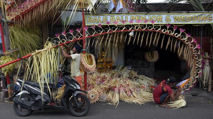Menengok Persiapan Menyambut Hari Raya Galungan di Bali Sejumlah persiapan dilakukan warga di Bali untuk menyambut Hari Raya Galungan. Apa saja persiapan yang telah dilakukan? Lihat yuk.