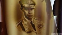 Sosok Jenderal Hoegeng (1921-2004) dikenal sebagai polisi yang berintegritas dan disinggung dalam guyonan Presiden ke-4 Abdurrahman Wahid (Gus Dur) sebagai polisi jujur, di samping polisi tidur dan patung polisi.