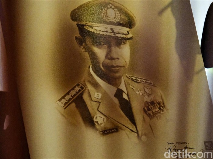 Jenderal (Purn) Hoegeng Iman Santoso selama hidupnya dikenal sebagai Kapolri yang berintegritas. Hoegeng juga memiliki sisi lain yang gemar melukis dan bermusik