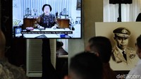 Dalam acara ini, Presiden ke-5 Megawati Soekarnoputri memberikan testimonial kepada Hoegeng dan kagum akan kesederhanaan hidupnya.