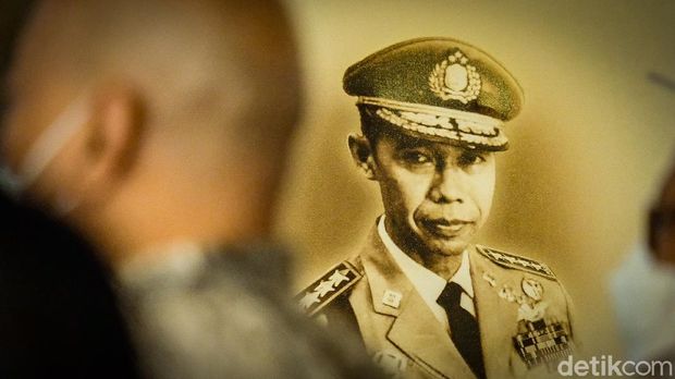 Jenderal (Purn) Hoegeng Iman Santoso selama hidupnya dikenal sebagai Kapolri yang berintegritas. Hoegeng juga memiliki sisi lain yang gemar melukis dan bermusik