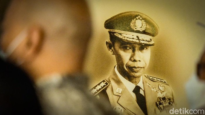 Jenderal (Purn) Hoegeng Iman Santoso selama hidupnya dikenal sebagai Kapolri yang berintegritas. Hoegeng juga memiliki sisi lain yang gemar melukis dan bermusik