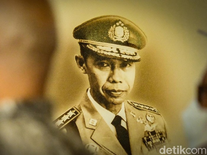 Jenderal (Purn) Hoegeng Iman Santoso selama hidupnya dikenal sebagai Kapolri yang berintegritas. Hoegeng juga memiliki sisi lain yang gemar melukis dan bermusik