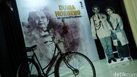 Selama hidupnya, Hoegeng juga memiliki kegemaran melukis dan bermain ukulele.