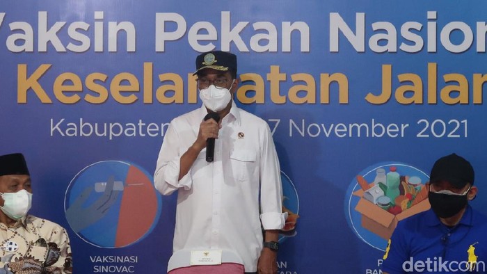 Menhub Budi Karya Sumadi meninjau vaksinasi massal di Balai Kalurahan Argomulyo, Bantul, DIY, Minggu (7/11/2021).