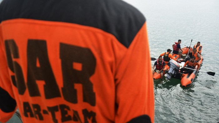 Momen Evakuasi Kakak-Adik yang Tewas Tenggelam di Pantai Makassar Tim SAR dikerahkan untuk mencari dan mengevakuasi kakak-adik yang tewas tenggal di Pantai Makasar. Keduanya dilaporkan tenggelam pada pukul 09.30 WITA.