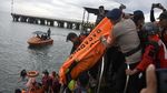 Momen Evakuasi Kakak-Adik yang Tewas Tenggelam di Pantai Makassar