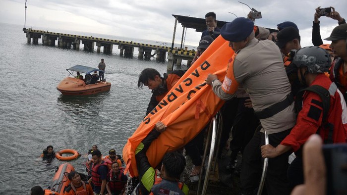 Tim SAR dikerahkan untuk mencari dan mengevakuasi kakak-adik yang tewas tenggal di Pantai Makasar. Keduanya dilaporkan tenggelam pada pukul 09.30 WITA.