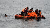 Tim SAR gabungan mengevakuasi salah satu korban tenggelam di Pantai Barombong, Makassar, Sulawesi Selatan, Minggu (7/11/2021).