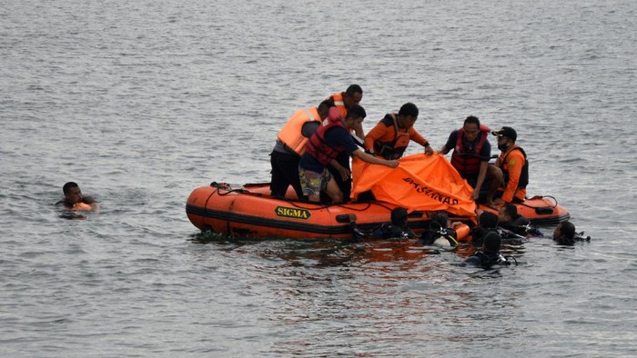Tim SAR dikerahkan untuk mencari dan mengevakuasi kakak-adik yang tewas tenggal di Pantai Makasar. Keduanya dilaporkan tenggelam pada pukul 09.30 WITA.