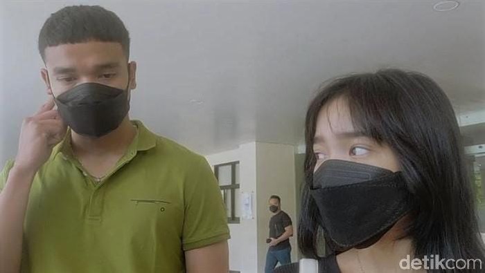 Momen Keluarga Vanessa Angel-Bibi Datangi RS Bhayangkara Polda Jatim Adik-adik Febri Ardiansyah (bibi) mendatangi RS Bhayangkara Polda Jatim. Mereka datang untuk melihat kondisi Gala Sky Ardiansyah, putra Vanessa Angel dan Bibi.