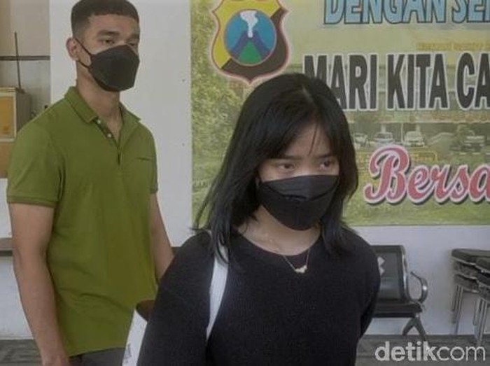 Adik-adik Febri Ardiansyah (bibi) mendatangi RS Bhayangkara Polda Jatim. Mereka datang untuk melihat kondisi Gala Sky Ardiansyah, putra Vanessa Angel dan Bibi.
