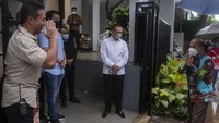 Pantauan detikcom di lokasi, Minggu (7/11/2021), Jenderal Andika bersama sang istri, Hetty Perkasa, dan anaknya terlihat menunggu di depan gerbang rumahnya. Andika mengenakan baju cokelat muda dan celana hitam. Andika terlihat menyambut kedatangan satu per satu anggota Dewan dari Komisi I ke rumahnya.