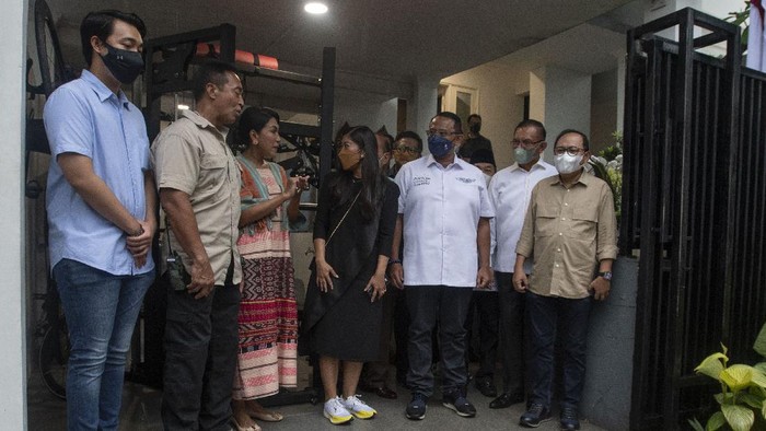 Komisi I DPR RI menyambangi kediaman calon Panglima TNI Jenderal Andika Perkasa hari ini. Kedatangan para wakil rakyat ini untuk melakukan verifikasi faktual