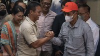 Kepala Staf TNI Angkatan Darat (KSAD) sekaligus calon Panglima TNI Jenderal Andika Perkasa (kedua kiri) menjabat tangan Wakil Ketua Komisi I DPR Abdul Haris (kanan) usai verifikasi faktual di kediaman Andika, di Senayan, Jakarta, Minggu (7/11/2021).