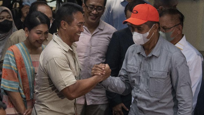 Momen Komisi I DPR Kunjungi Rumah Jenderal Andika Perkasa Komisi I DPR RI menyambangi kediaman calon Panglima TNI Jenderal Andika Perkasa hari ini. Kedatangan para wakil rakyat ini untuk melakukan verifikasi faktual