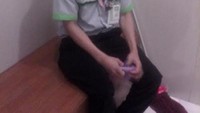 Ada juga nama Mulyadi (32), petugas kebersihan di Mal Kota Kasablanka (Kokas), Jl Casablanca penemu tas berisi uang Rp 100 juta di toilet. Tanpa membuka tasnya, dia memberikannya ke petugas customer service. Di customer service itu uang dibuka dan ternyata berisi Rp 100 juta. Tidak lama, pemilik uang datang dan mengambilnya di customer service mal. Mulyadi yang bertugas bersih-bersih toilet di lantai GF Mal Kokas, bila menemukan sesuatu memang langsung melapor ke customer service. Atas kejujurannya, atasannya menaikkan pangkatnya jadi pengawas, tapi Mulyadi menolak. (detikcom)