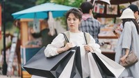 Dari caranya membawa sejumlah tas belanja, tampak keyakinan keras Ha Young Eun untuk menjadi seorang desainer mode. Foto: (dok. Instagram @nowwearebreakingup_official)