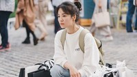 Ia tampil santai saat masih menjadi mahasiswi yang mengambil kuliah di luar negeri. Foto: (dok. Instagram @nowwearebreakingup_official)
