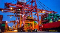 Begini suasana bongkar muat di PT Nusantara Pelabuhan Handal (PORT) atau NPH. Efisiensi dan produktivitas NPH sekitar 60 box per jam operasi kapal telah sesuai dengan kebutuhan pasar.