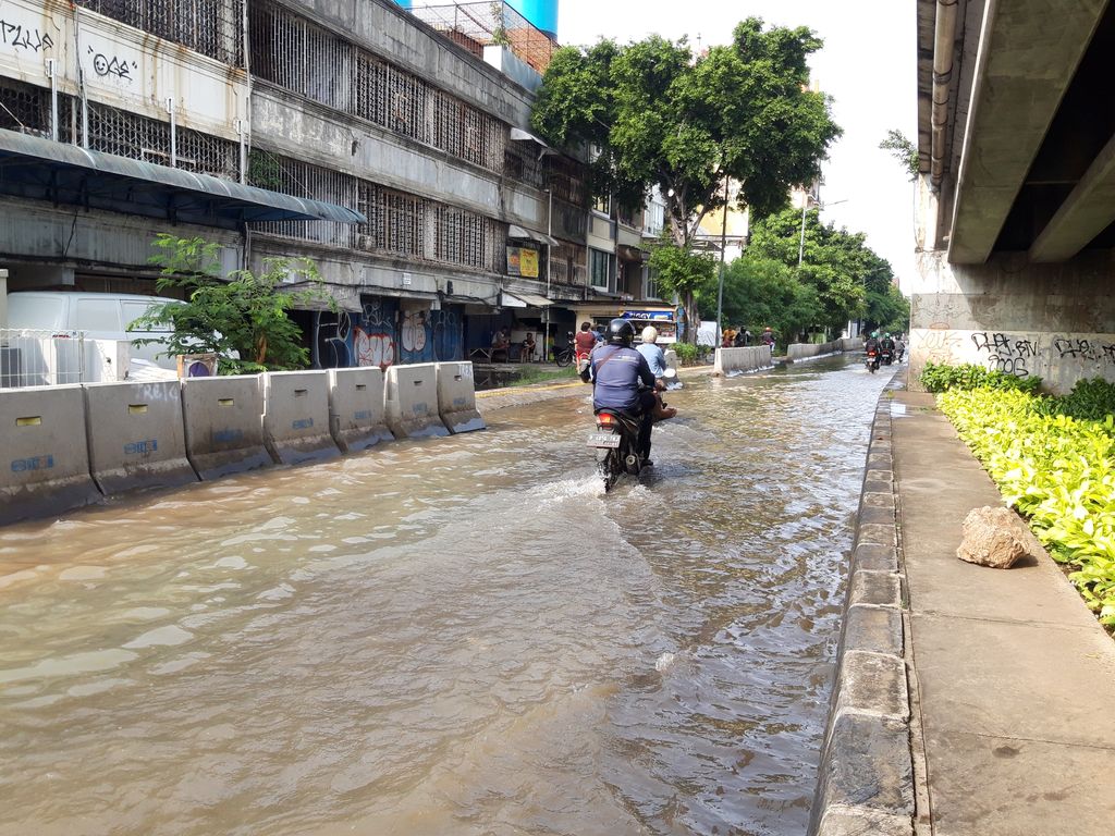 Pantauan pukul 08.30 WIB, rob menggenangi Jalan RE Martadinata Jakut. (Foto: Rakha/detikcom)