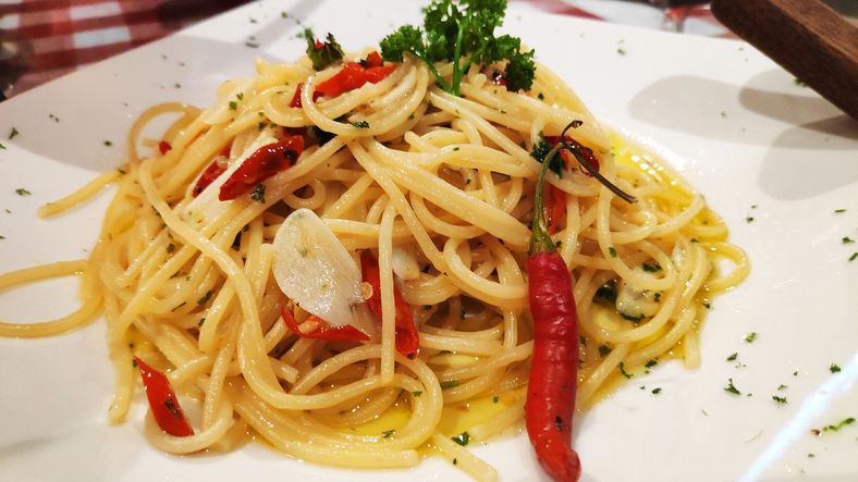Pasta Aglio Olio dengan Daun Jeruk, Resep by Tyna Kanna