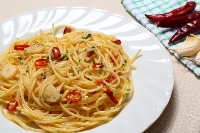 Pasta Aglio Olio dengan Daun Jeruk, Resep by Tyna Kanna