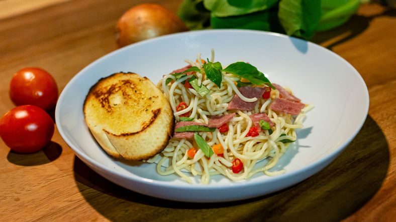 Pasta Aglio Olio dengan Daun Jeruk, Resep by Tyna Kanna