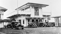 Bandara ini pertama kali digunakan oleh maskapai milik kolonial Belanda di Indonesia dengan rute penerbangan pertama dilakukan ke Batavia-Bandung, Batavia-Semarang yang dilakukan pada 1 november 1928. Awal mulanya, Bandar Udara Halim Perdanakusuma menjadi bandara yang hanya melayani penerbangan VVIP dan charter flight. Namun, sejak 10 Januari 2014, bandara ini beroperasi sementara menjadi bandara komersial mulai untuk membantu penerbangan dari Bandar Udara Internasional Soekarno-Hatta yang cukup padat. Dok. Tropenmuseum, part of the National Museum of World Cultures via Wikipedia.