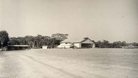 ter, Halim juga berfungsi sebagai bandar udara sipil utama di Jakarta bersamaan dengan bandara Kemayoran. Pada tahun 1974, bandara ini harus membagi penerbangan internasional dengan bandara Kemayoran dikarenakan padatnya jadwal dan rute penerbangan Halim. Kala itu, Bandar Udara Halim juga sempat ditunjuk menggantikan peranan Bandara Kemayoran yang semakin padat. Namun, pemerintah memiliki solusi lain untuk mengatasi permasalahan tersebut yaitu dengan membangun sebuah bandar udara baru di daerah Cengkareng. Kelak bandar udara tersebut dinamakan Bandara Seokarno-Hatta. Dok. Tropenmuseum, part of the National Museum of World Cultures via Wikipedia.