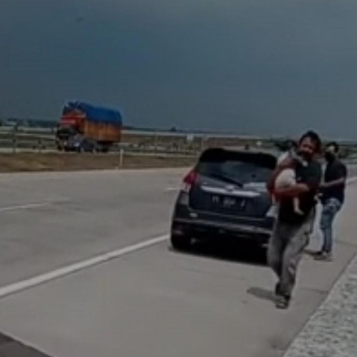 Pria Ini Gendong Anak Vanessa Angel yang Menangis di Tol Jombang