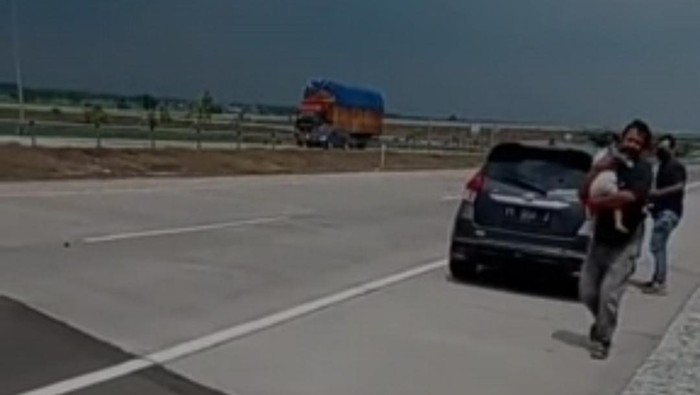 Pria Ini Gendong Anak Vanessa Angel yang Menangis di Tol Jombang
