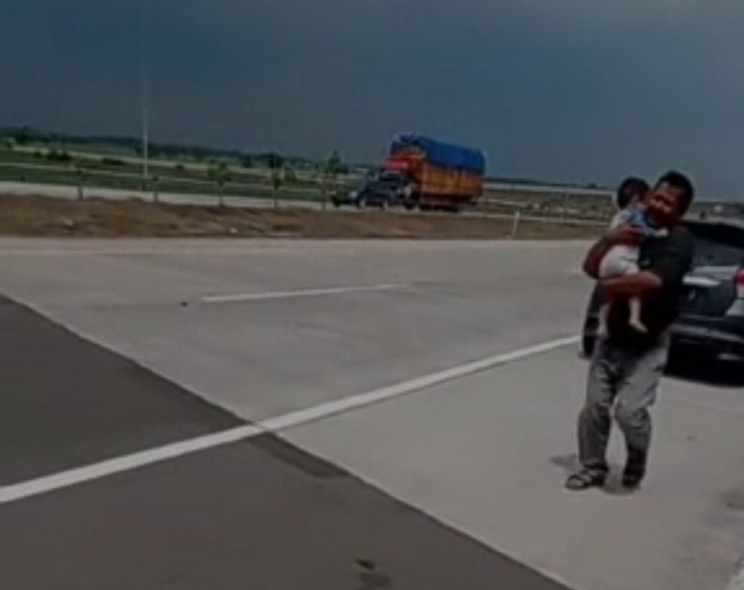 Pria Ini Gendong Anak Vanessa Angel yang Menangis di Tol Jombang Pria Ini Gendong Anak Vanessa Angel yang Menangis di Tol Jombang