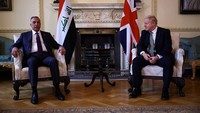 Lahir di Baghdad pada tahun 1967, al-Kadhimi kian dikenal publik usai menjadi salah satu orang yang menentang mantan presiden Irak, Saddam Hussein. Hal itu membuat al-Kadhimi harus meninggalkan negara asalnya untuk tinggal di luar negeri. Usai invasi yang dilakukan AS ke Irak tahun 2003 silam, al-Kadhimi pun kembali ke negara asalnya dan membantu mendirikan Iraqi Media Network. Henry Nicholls - WPA Pool/Getty Images. 