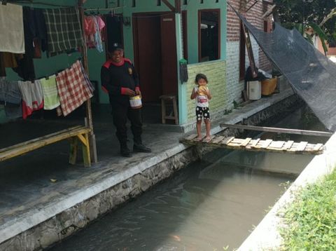 Sulap Selokan Jadi Tempat Budidaya Ikan, Satpam Pasuruan Ini Raup Cuan