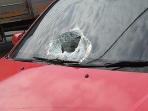 Ulah Teror Lemparan Batu Bikin Kepala Ibu Gendong Anak Bersimbah Darah