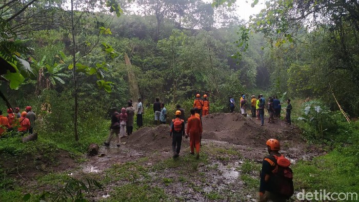 Tim SAR melakukan pencarian pemancing yang hilang terseret arus sungai di Karanganyar, Sabtu (7/11/2021).