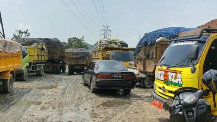 Truk Pengangkut Sampah di Bandung Barat
