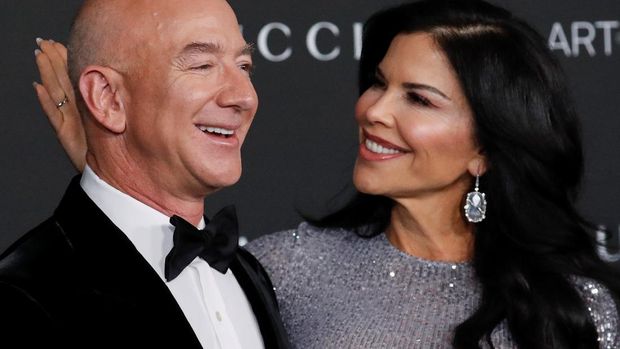 Amazon founder Jeff Bezos and Lauren Sanchez pose at the LACMA Art+Film Gala in Los Angeles, California, U.S. November 6, 2021. REUTERS/Mario Anzuoni