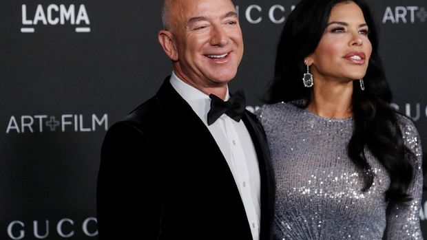 Amazon founder Jeff Bezos and Lauren Sanchez pose at the LACMA Art+Film Gala in Los Angeles, California, U.S. November 6, 2021. REUTERS/Mario Anzuoni