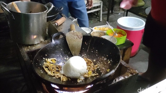 Viral Nasi Goreng Babat Dimasak Pakai Sekop, Ini Kisah Penjualnya