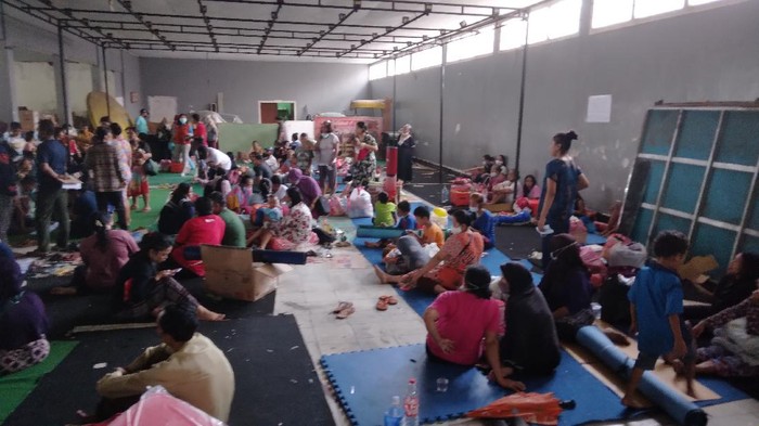Warga yang mengungsi di posko Senaputra dan rumah hanyut terbawa banjir.