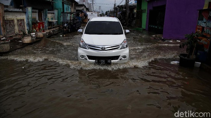 Menurut data dari BPBD DKI Jakarta, sebanyak 13 RT di Kecamatan Penjaringan Jakarta Utara terkena dampak rob atau banjir pesisir.