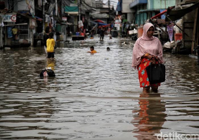 Menurut data dari BPBD DKI Jakarta, sebanyak 13 RT di Kecamatan Penjaringan Jakarta Utara terkena dampak rob atau banjir pesisir.