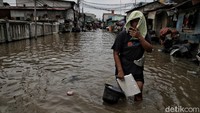 Riza mengatakan Jakarta memerlukan program pembangunan tanggul untuk merintangi kenaikan permukaan air laut ke daratan yang dikerjakan bersama pemerintah pusat melalui Kementerian Pekerjaan Umum dan Perumahan Rakyat (PUPR). 