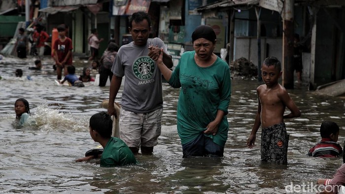 Menurut data dari BPBD DKI Jakarta, sebanyak 13 RT di Kecamatan Penjaringan Jakarta Utara terkena dampak rob atau banjir pesisir.